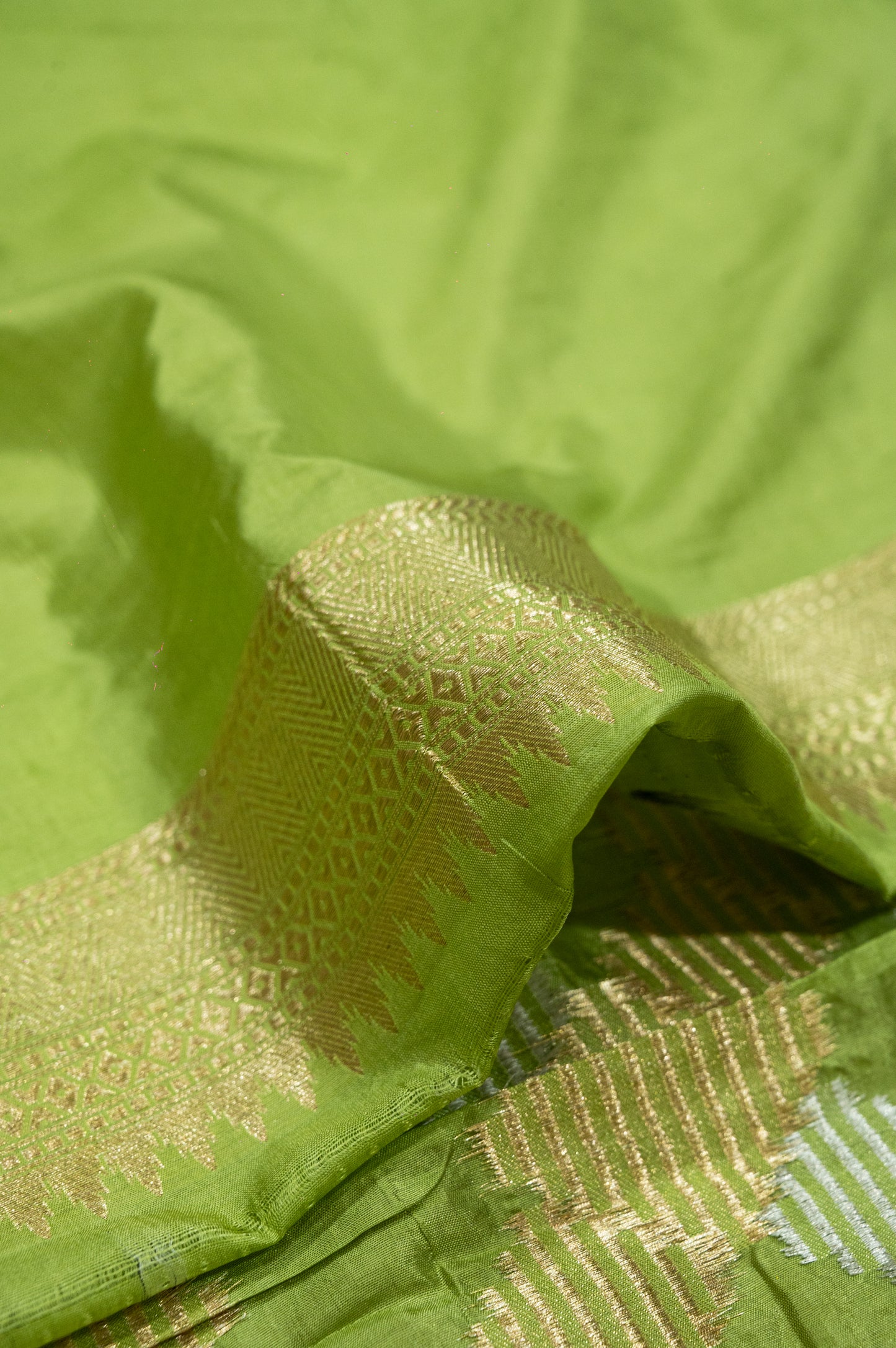 Pista Green Handwoven Pure Katan Sona Roopa Meenakari Banarasi Saree