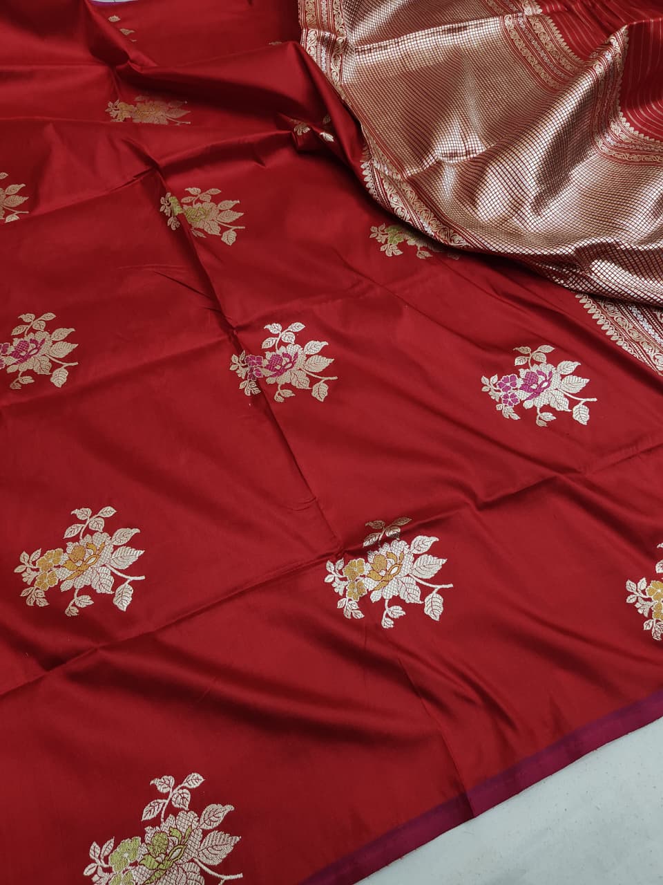 Handwoven Vintage Pure Banarasi Silk Borderless Boota Saree