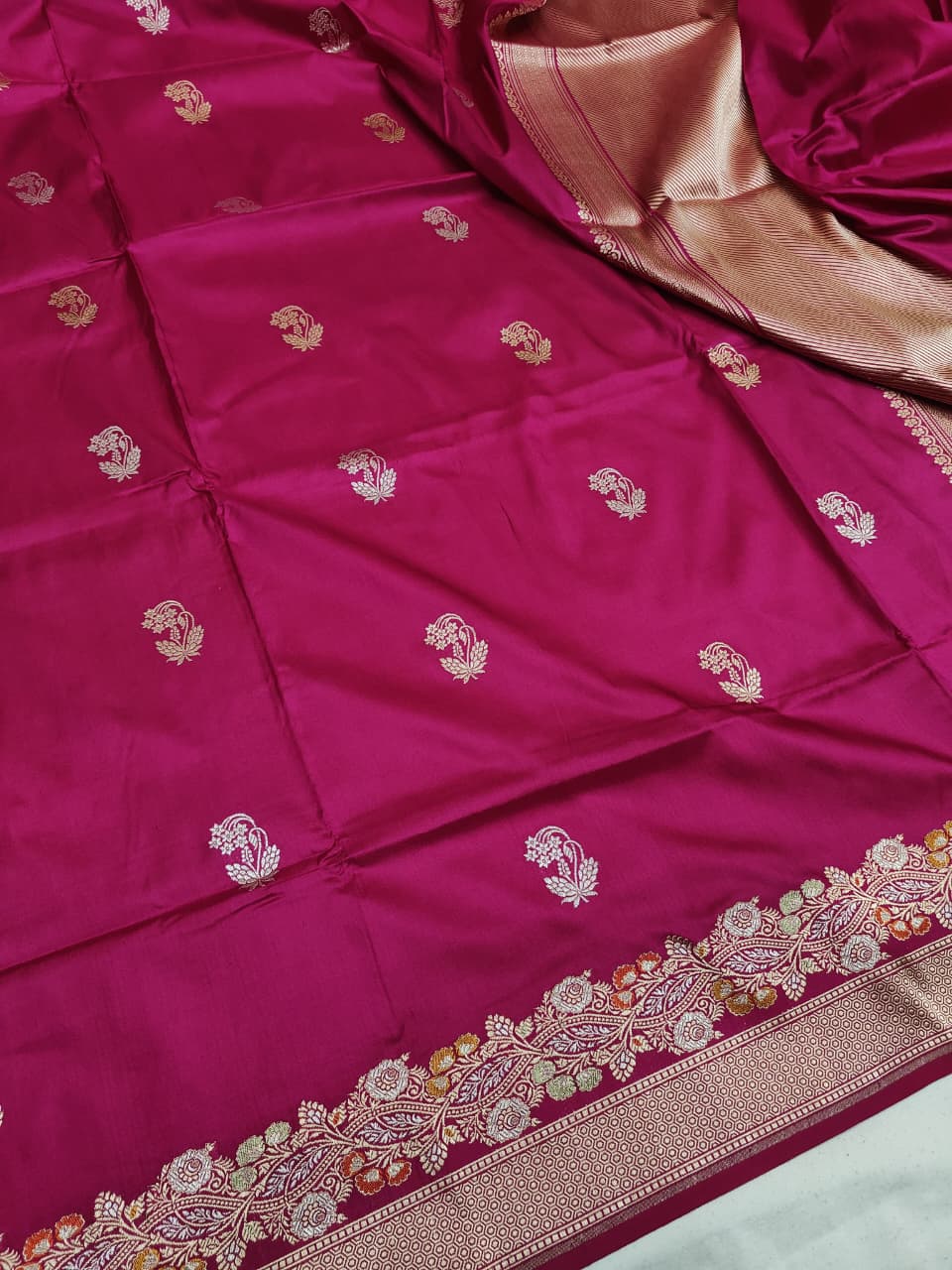 Handwoven Vintage Pure Banarasi Silk Booti Saree