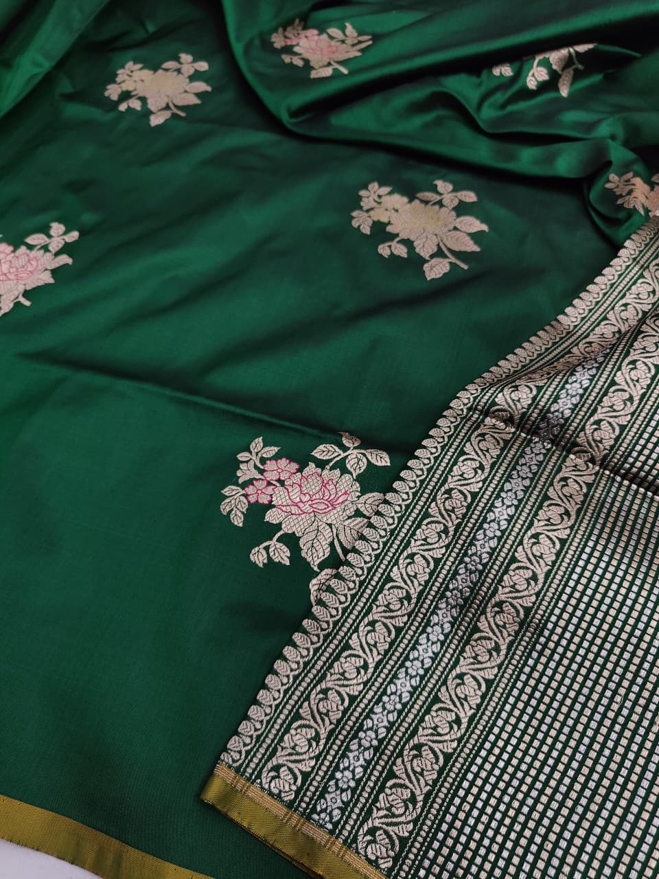 Handwoven Vintage Pure Banarasi Silk Borderless Boota Saree