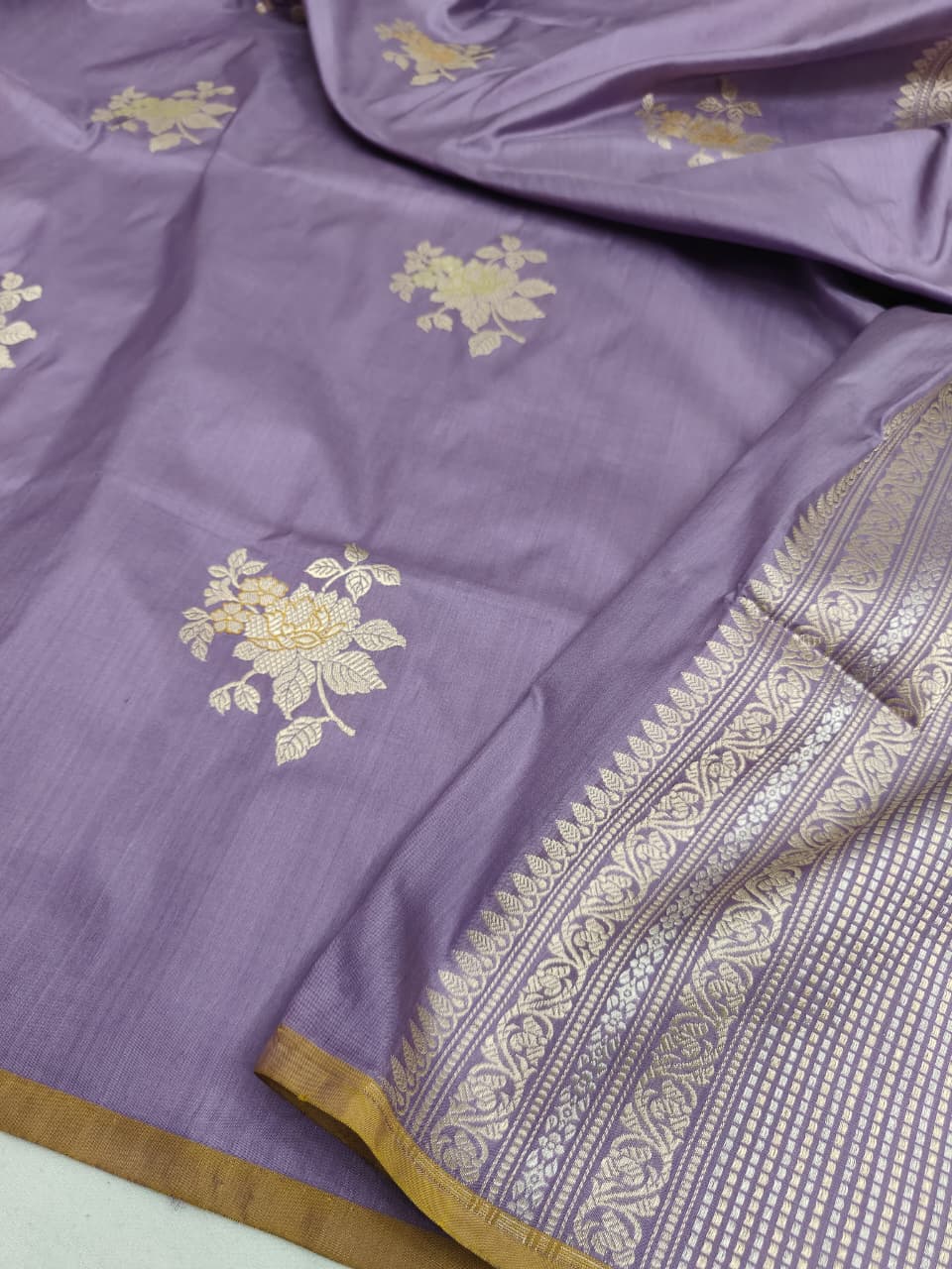 Handwoven Vintage Pure Banarasi Silk Borderless Boota Saree