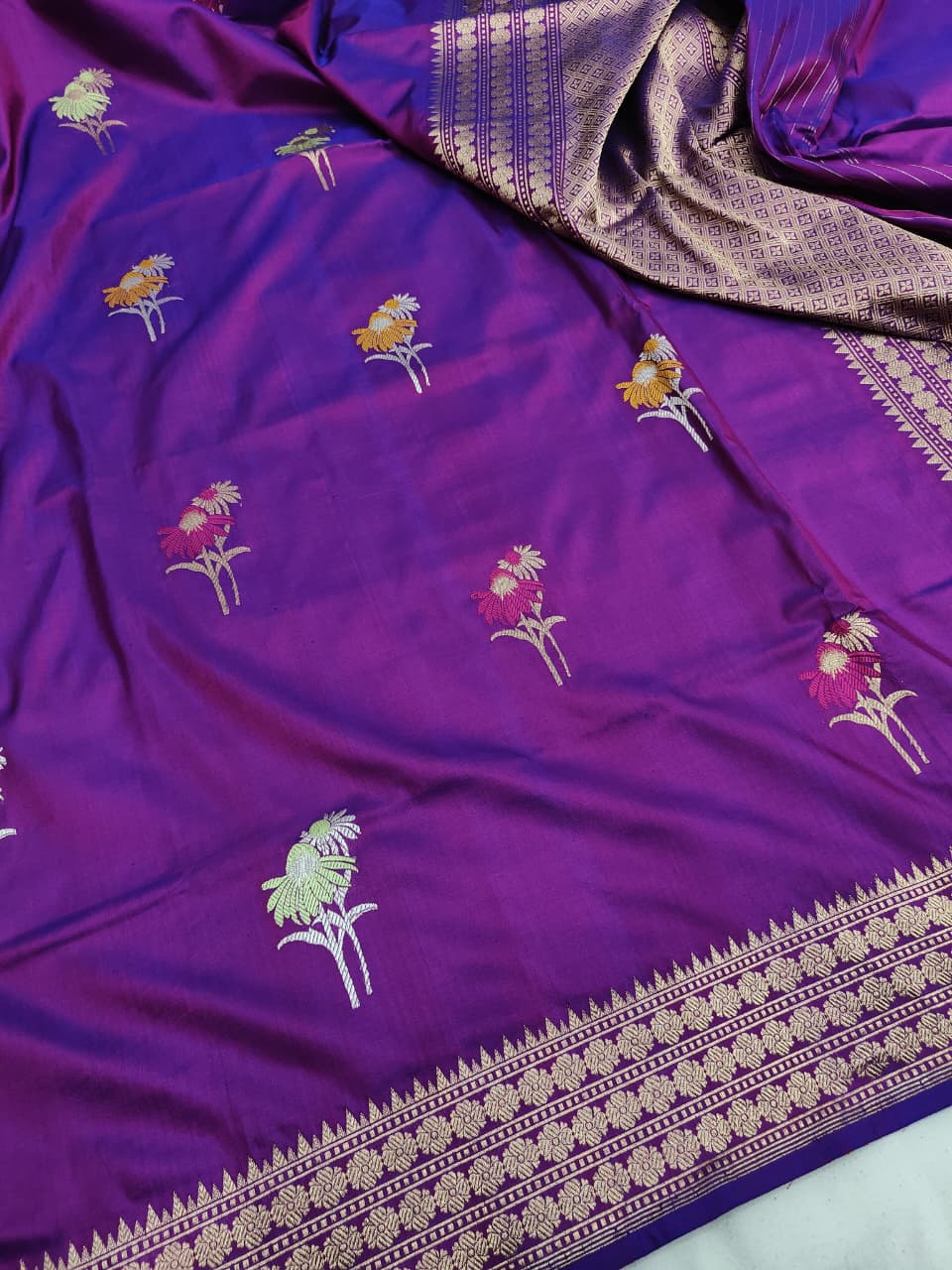 Handwoven Vintage Pure Banarasi Silk Boota Saree