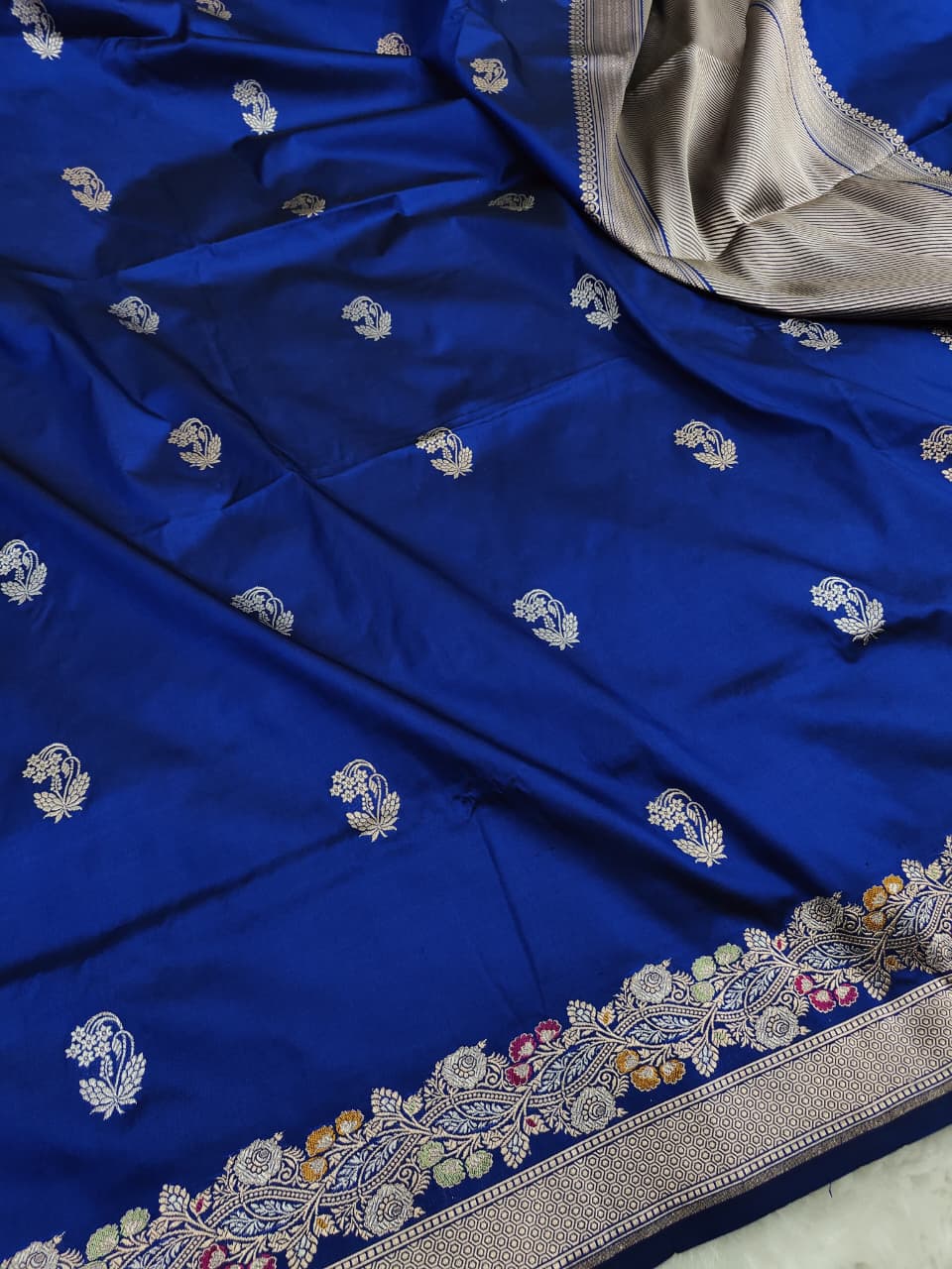 Handwoven Vintage Pure Banarasi Silk Booti Saree