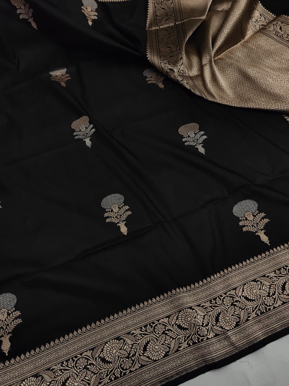 Handwoven Vintage Pure Banarasi Silk Boota Saree