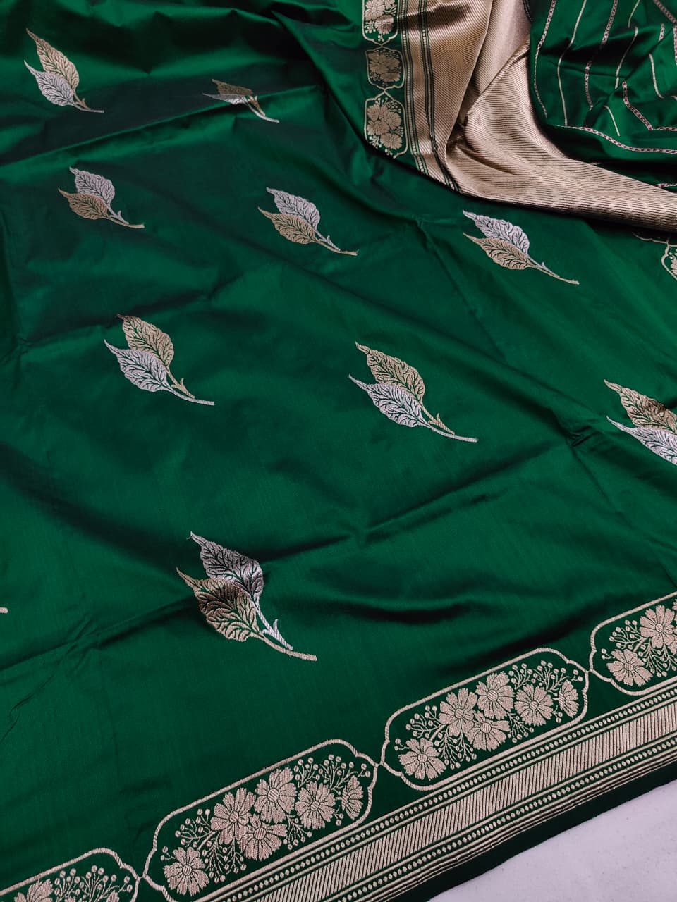 Handwoven Vintage Pure Banarasi Silk Boota Saree