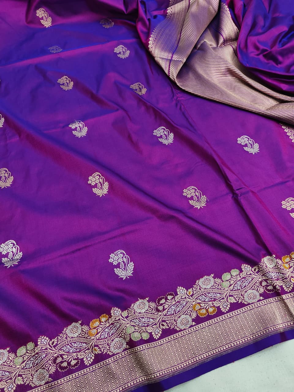 Handwoven Vintage Pure Banarasi Silk Booti Saree